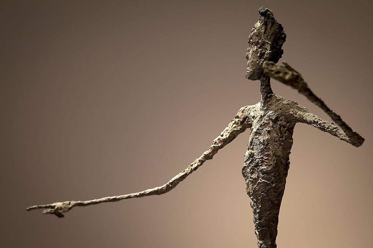 Der "Zeigende Mann" des Schweizer Künstlers Alberto Giacometti (1901-1966) erzielte in der Nacht auf den 12. Mai in New York inklusive Gebühren 141,3 Millionen Dollar (126,82 Millionen Euro) und wurde damit zur teuersten je bei einer Auktion versteigerten Skulptur. Experten hatten die 1,77 Meter hohe Bronzestatue zuvor auf rund 130 Millionen Dollar geschätzt.