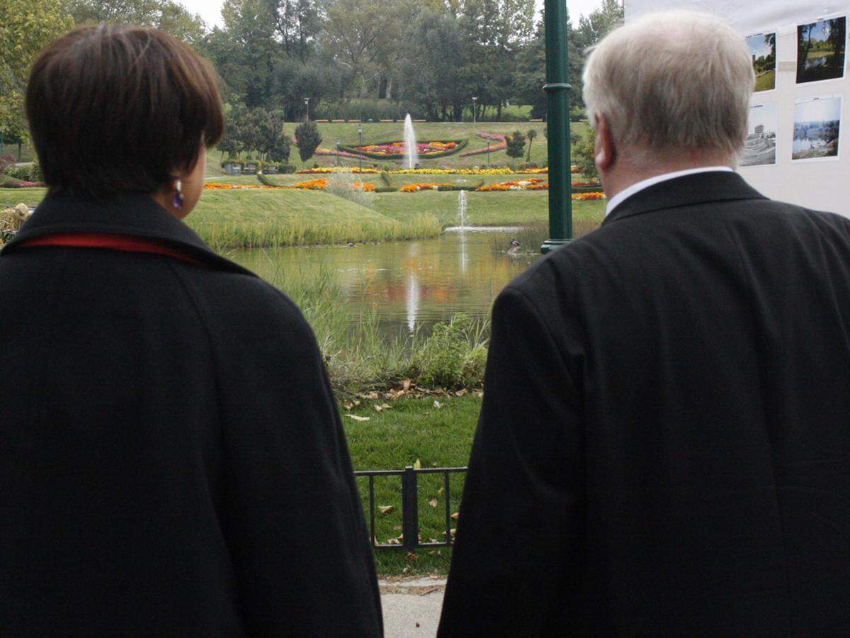 Die Stellvertreterin zeigt dem Chef die Gartenpracht des Kurparks Oberlaa.