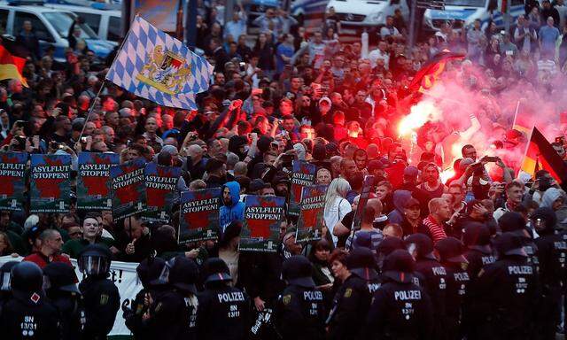 Rechte (im Bild) und linke Demonstrationen stehen in Chemnitz beinahe täglich auf dem Plan.