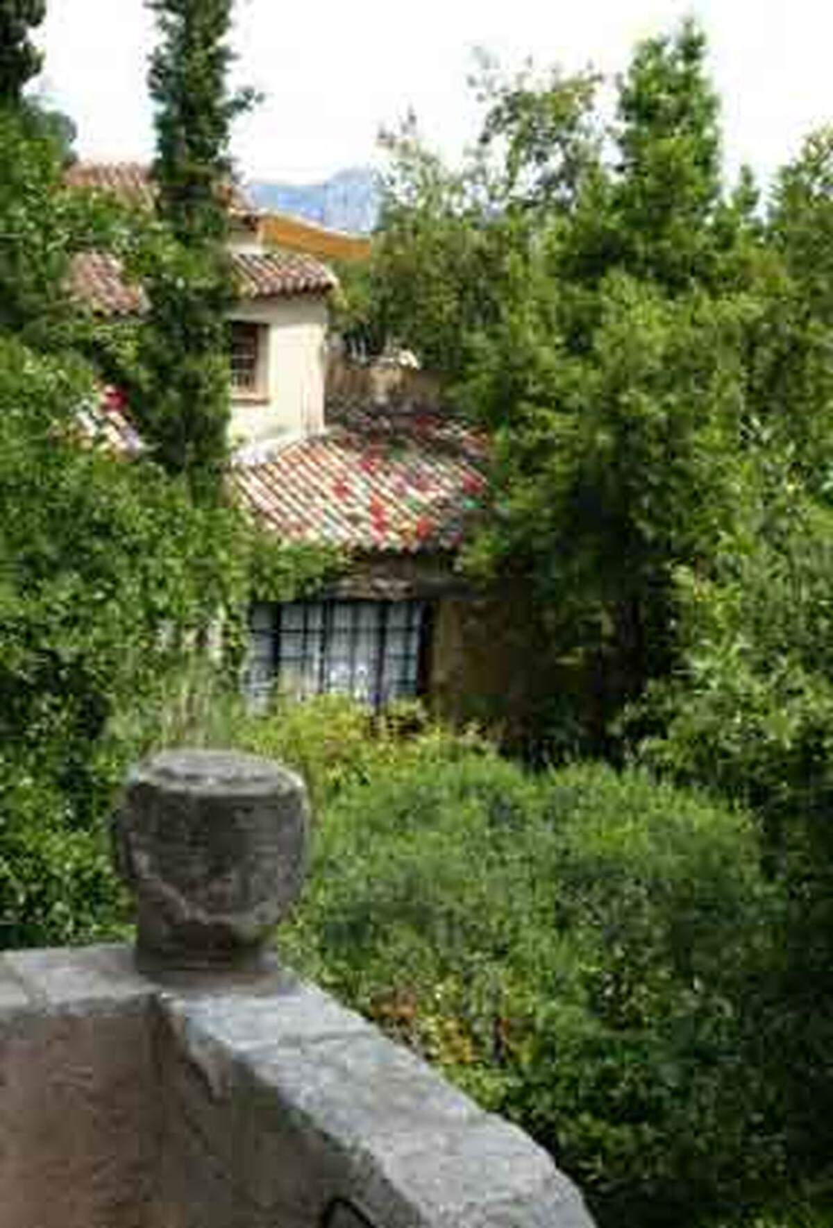 Nicht vergessen darf man Saint Paul de Vence, das "Künstlerdorf auf dem Hügel". Hier ist nicht nur das legendäre Hotel und Restaurant Colombe d'Or, sondern auch die Fondation Maeght mit einigen der wichtigsten Bildern des 20. Jahrhunderts beheimatet.