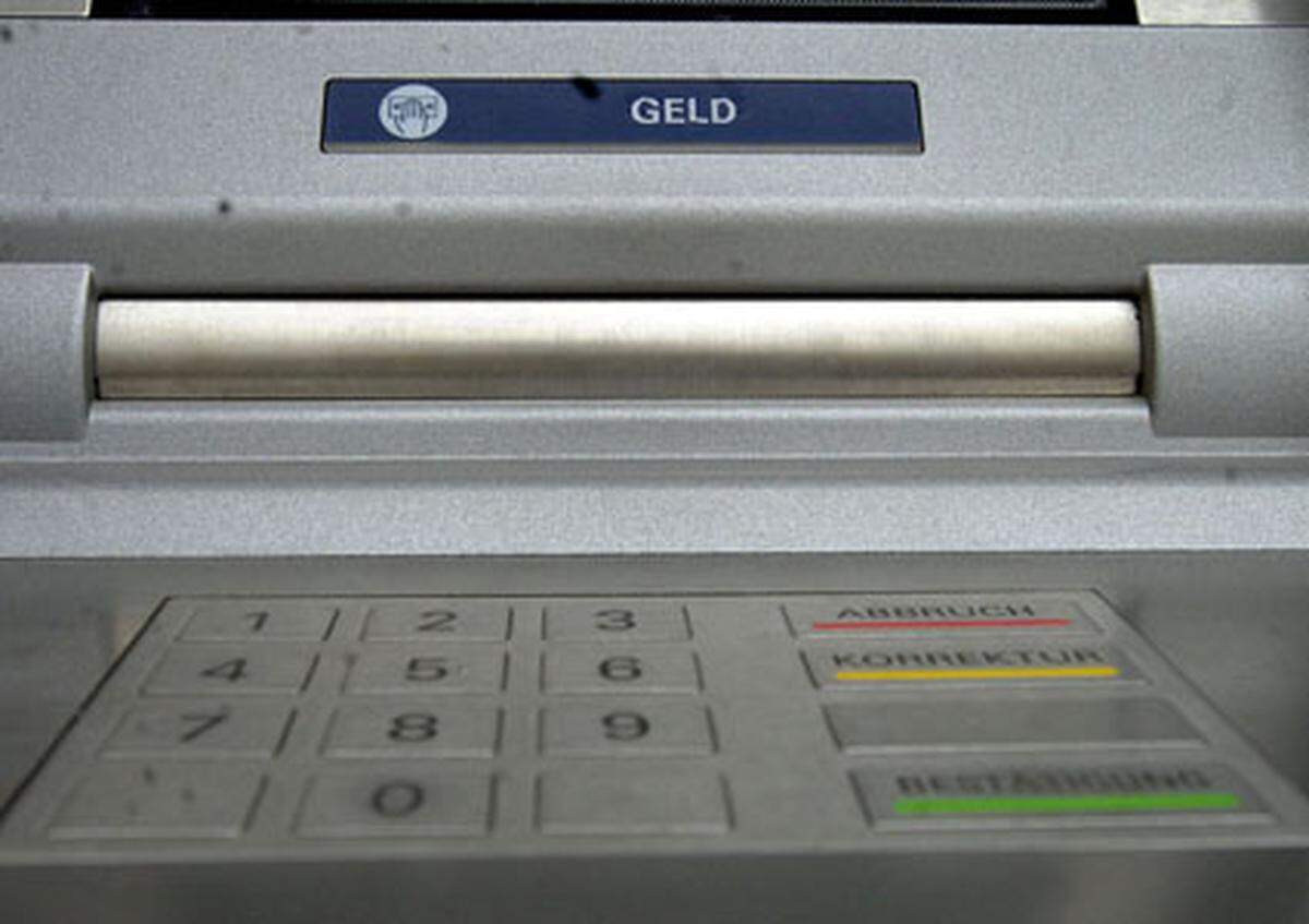 Mit dem IBM 2984 CIT (Cash Issuing Terminal) wurde der erste richtige Bankomat eingeführt. Die Lloyd's Bank in London stellte das Gerät auf. Alle Maschinen waren vernetzt und buchten Beträge sofort ab. Im Vorfeld hatte IBM schon in den 1960er Jahren an der Entwicklung der Magnetstreifentechnik gearbeitet.