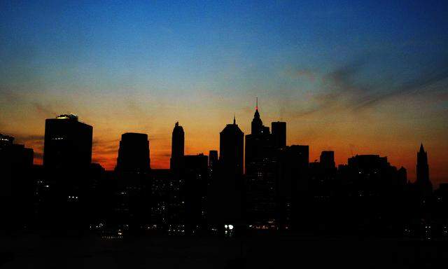 50 Millionen Menschen ohne Licht. Der große Blackout in Nordamerika (im Bild Manhattan) ist schon 15 Jahre her. Als Drohkulisse taugt es immer noch. 