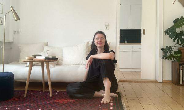 Tschaikner in ihrer sehr schlicht eingerichteten Wohnung in Dornbirn. Der Teppich ist aus Pakistan und ein Souvenir ihrer Weltreisen.  
