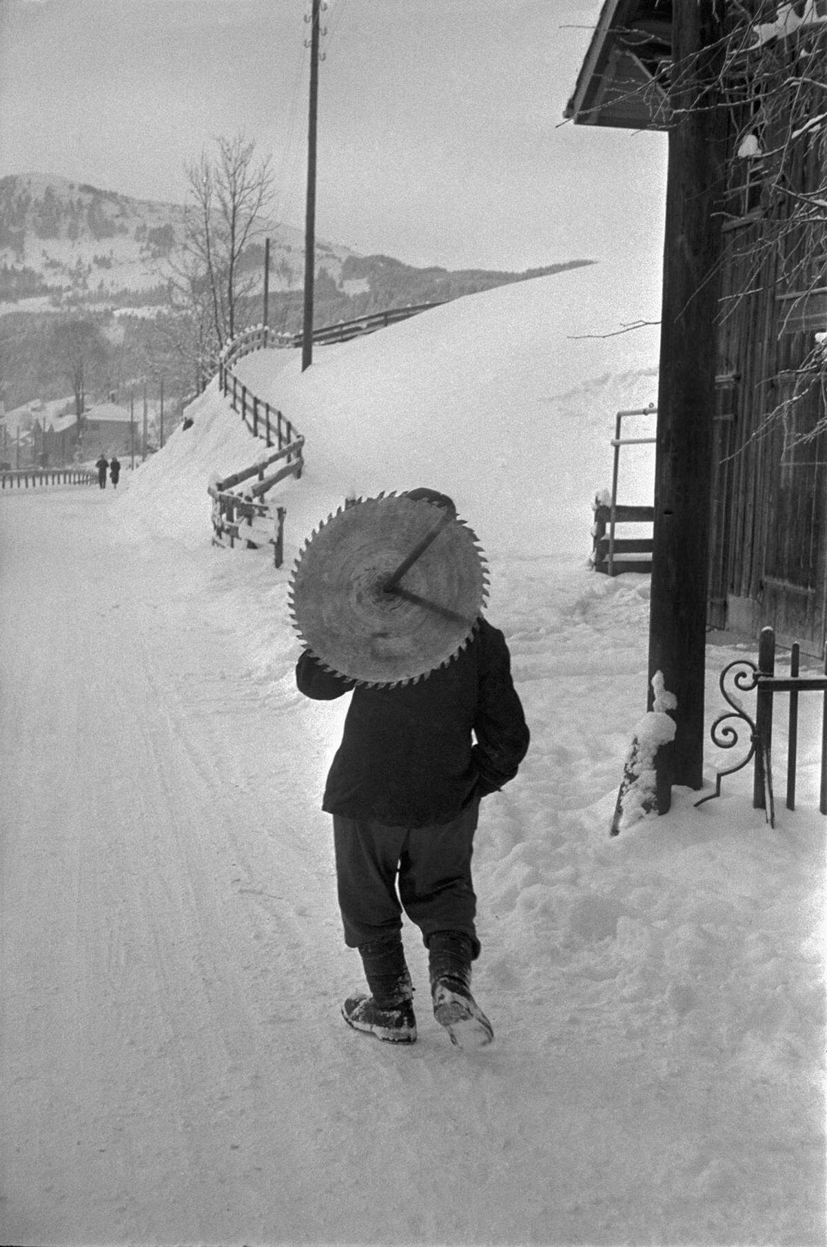 René Burri, Mann mit einem Kreissägeblatt, Trogen, Schweiz, 1956.