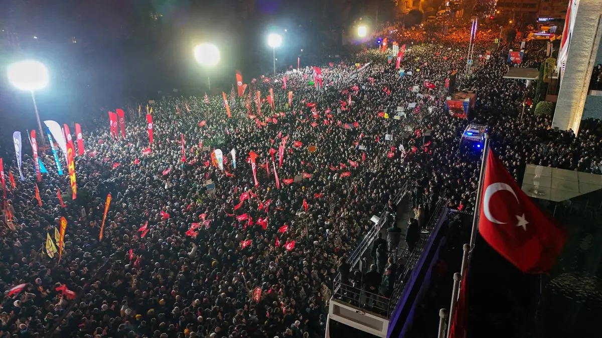 Massive crowds gather in istanbul to protest the arrest of Mayor Imamoglu.