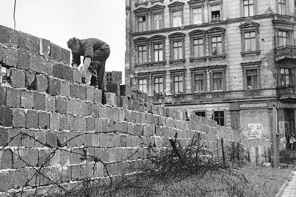 Bald darauf ist Westberlin förmlich eingemauert. Die Mauer reißt Familien und Freunde auseinander, schneidet Ostberliner von ihren Arbeitsplätzen im Westteil ab. Die Grenze bleibt bis 1989 blockiert.