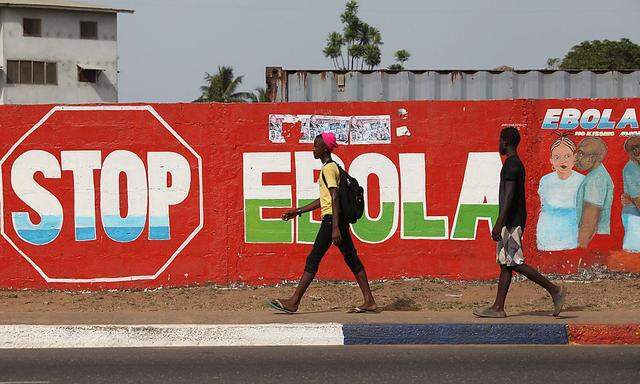 Ebola ist in Liberia allgegenwärtig. Auf Plakaten und Wänden wird vor dem Virus gewarnt.