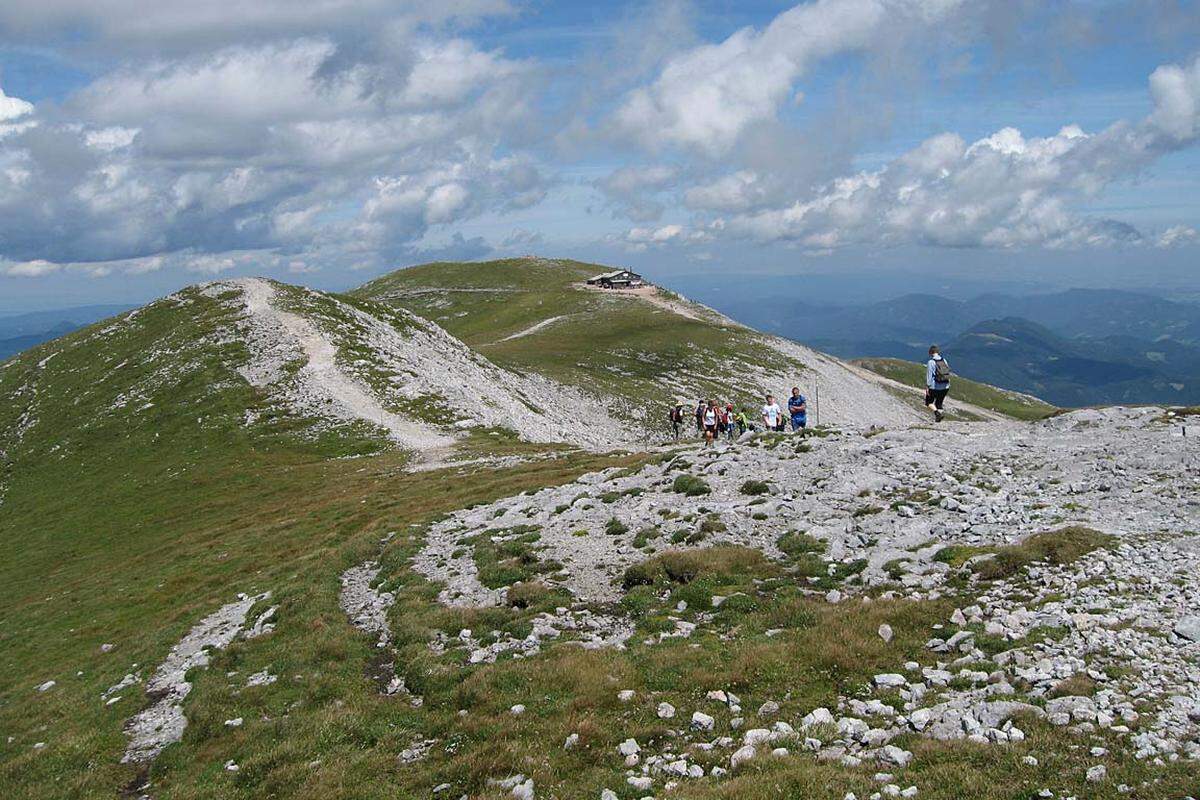 ... dem Kaiserstein (2061 m) und dem nahen Klosterwappen, das mit 2075 Meter den höchsten Punkt des Schneebergplateaus bildet. Von der Sesselbahn bis hierher braucht man 2,5 bis 3 Stunden.