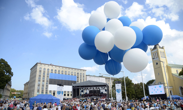 25 Jahre Wiedererlangen der Unabh�ngigkeit Estlands 160820 TALLINN Aug 20 2016 People wat