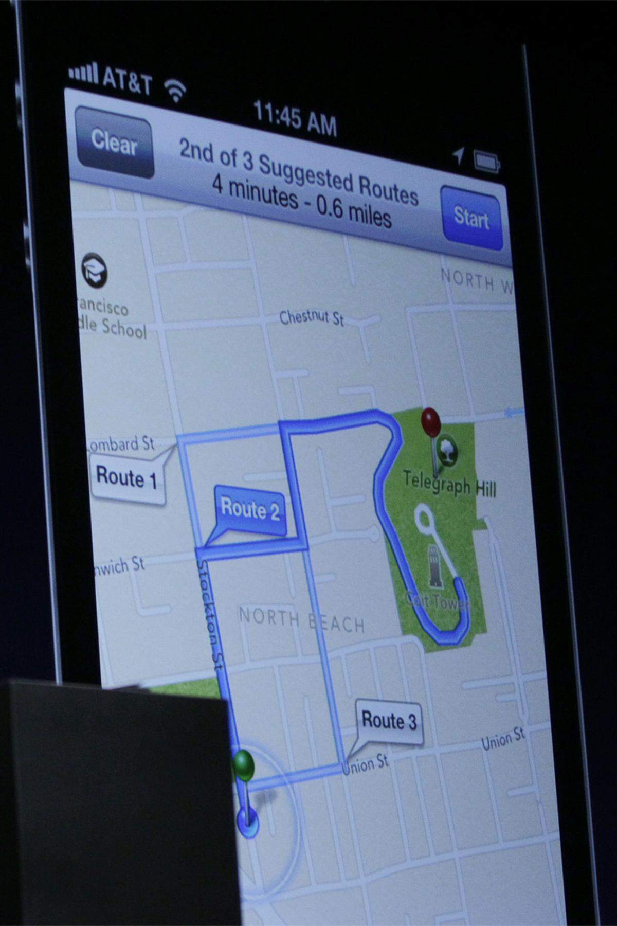 Mit iOS 6 verzichtet Apple erstmals komplett auf Google Maps und integriert eine hausgemachte Kartenlösung. Apple Maps wird wie gewohnt den eigenen Standort anzeigen und die kürzeste Verbindung zwischen A und B berechnen. Zusätzlich ...