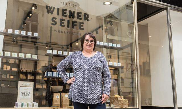 Sonja Baldauf vor ihrem neuen Geschäft in der Wiener Herrengasse. 