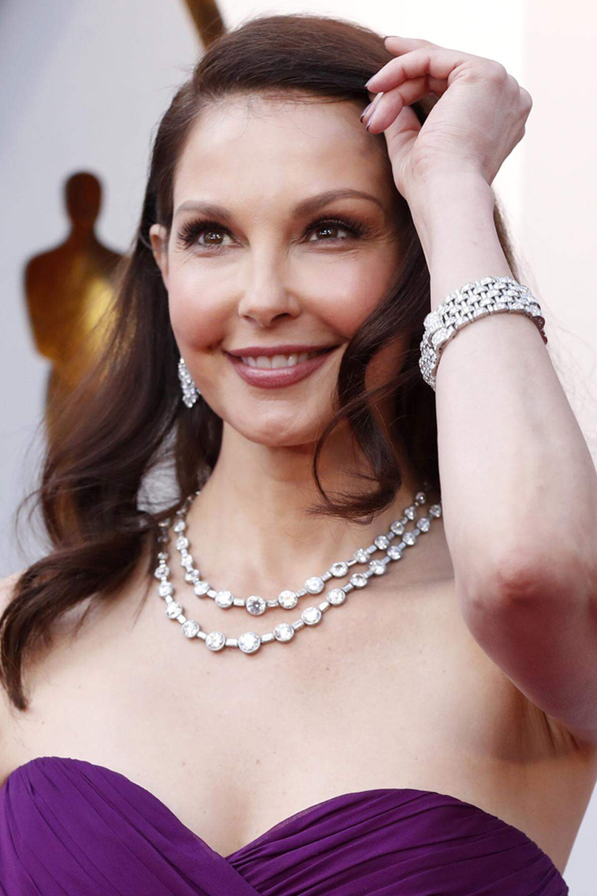 Ashley Judd und Bulgari gingen für die diesjährige Verleihung eine glänzende Liaison ein: Weißgold, Platin und Diamanten bestimmten das edle Schmuckset aus den 1930er Jahren.