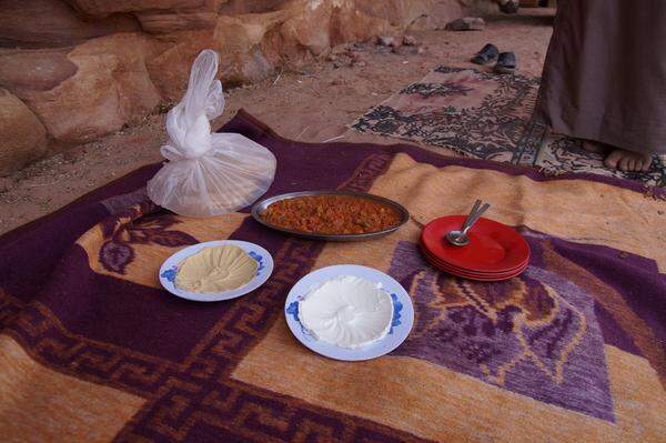 Die gastfreundlichen Beduinen versorgen uns mit Humus, Labaneh und Eintopf.