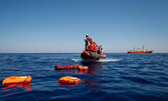 Das Rettungsschiff Aquarius konnte nach einer Odyssee im Mittelmeer in Spanien anlegen. 
