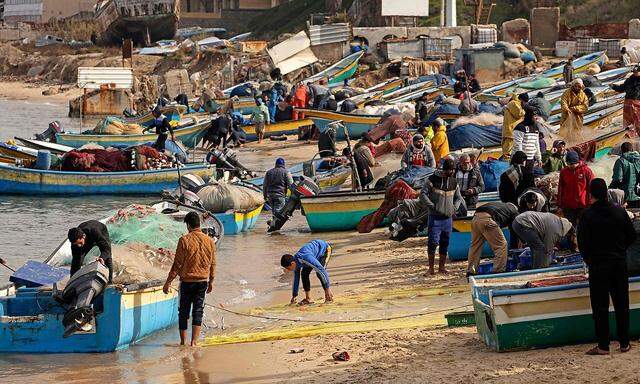 Palästinensische Fischer am Strand von Gaza-Stadt.