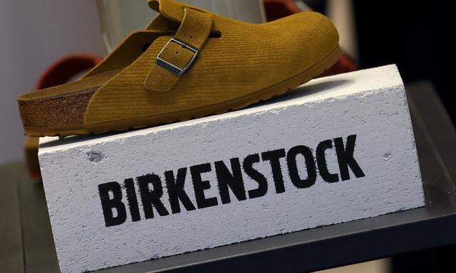 Schuhhersteller Birkenstock ist nach holprigen Börsenstart  wieder auf Kurs.