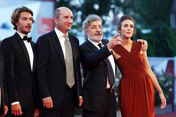 Regisseur Gianni Amelio (zweiter von rechts) posierte am Mittwochabend mit den Schauspielern Gabriele Rendina, Livia Rossi und dem Antonio Albanese (vlnr) vor der Premiere von "L'Intrepido", einer Komödie über Arbeitslosigkeit.