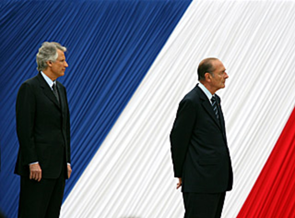 Das Referendum zum EU-Verfassungsvertrag bringt Chirac eine verheerende Niederlage. Fast 55 Prozent der Franzosen sagen "Non". Kritiker werfen dem Präsidenten vor, die Alltagssorgen der Menschen nicht zu verstehen. An die Spitze der Regierung setzt er Ex-Außenminister Dominique de Villepin in der Hoffnung, Sarkozys Präsidentschaftsambitionen noch durchkreuzen zu können.