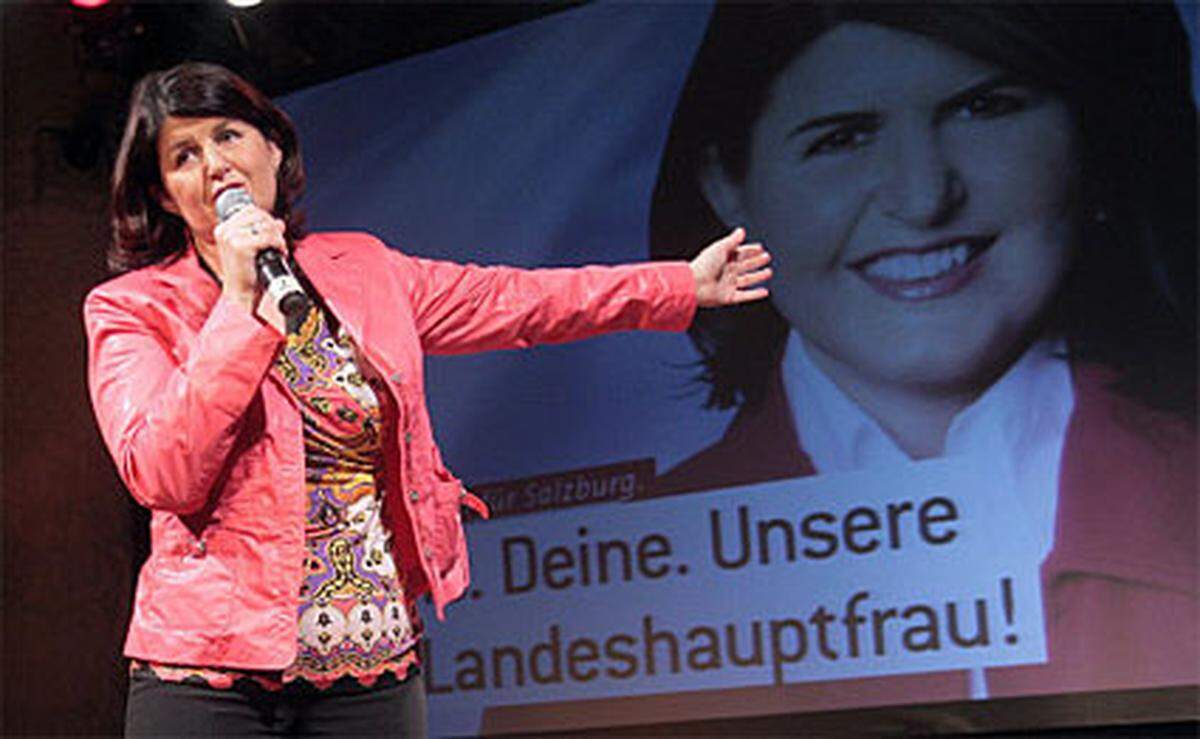 Dann holte sie den Salzburger Bürgermeister Heinz Schaden auf die Bühne, drückte ihn fest und versprach, sie werde ihn in den nächsten zwei Wochen "ganz unterstützen, dass er Bürgermeister bleibt". Er muss sich in der Stadt Salzburg der Stichwahl stellen.
