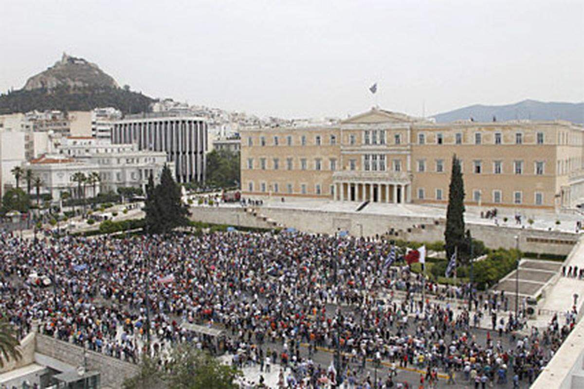 Mehr als 100.000 Menschen demonstrierten zu diesem Zeitpunkt allein in Athen gegen das massive Sparprogramm der Regierung - die Gewerkschaften sprachen sogar von mehr als 200.000 Demonstranten.