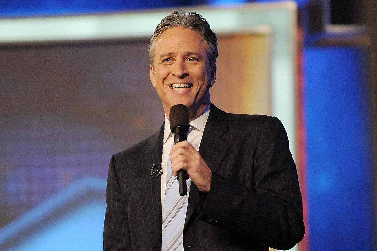 Seit 1999 führt Jon Stewart durch die Nachrichtensatire auf Comedy Central. Serienerfinder: Madeleine Smithberg, Lizz Winstead, Autoren: Chris Kreski, Jim Earl, Daniel J. Goor, Charles Grandy, J.R. Havlan, Tom Johnson, Kent Jones, Paul Mercurio, Guy Nicolucci, Steve Rosenfield, Jon Stewart