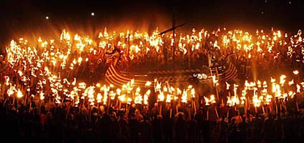 Höhepunkt des Feuerfestes auf der Inselgruppe vor der schottischen Küste ist das Entzünden eines wikingischen Langbootes.