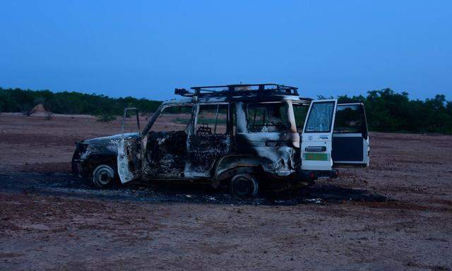 Das Wrack des Autos, in dem die Entwicklungshelfer am 9. August von Attentätern ermordet wurden.