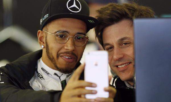 Lewis Hamilton und Toto Wolff galten bei Mercedes als Erfolgseinheit. 2025 gehen sie getrennter Wege und werden Gegner.