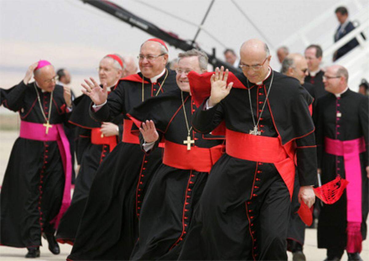 Mit auf Reisen: Zahlreiche Kardinäle und Bischöfe begleiten den Papst.