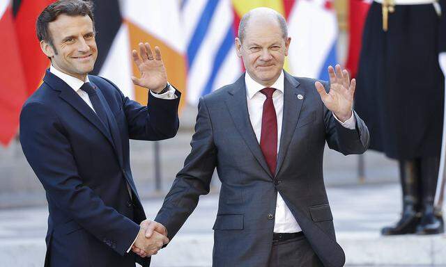 News Themen der Woche KW10 News Bilder des Tages EU-Gipfel in Versailles French President, Emmanuel Macron (L), greets