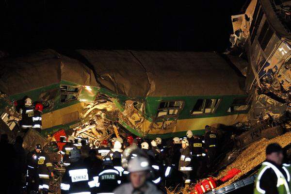 Im Süden Polens sind in der nacht zwei Personenzüge frontal zusammengestoßen. 350 Menschen waren in den Zügen, 15 Tote wurden geborgen. (Zum Bericht)Weiter: Bilder von der Unglücksstelle.