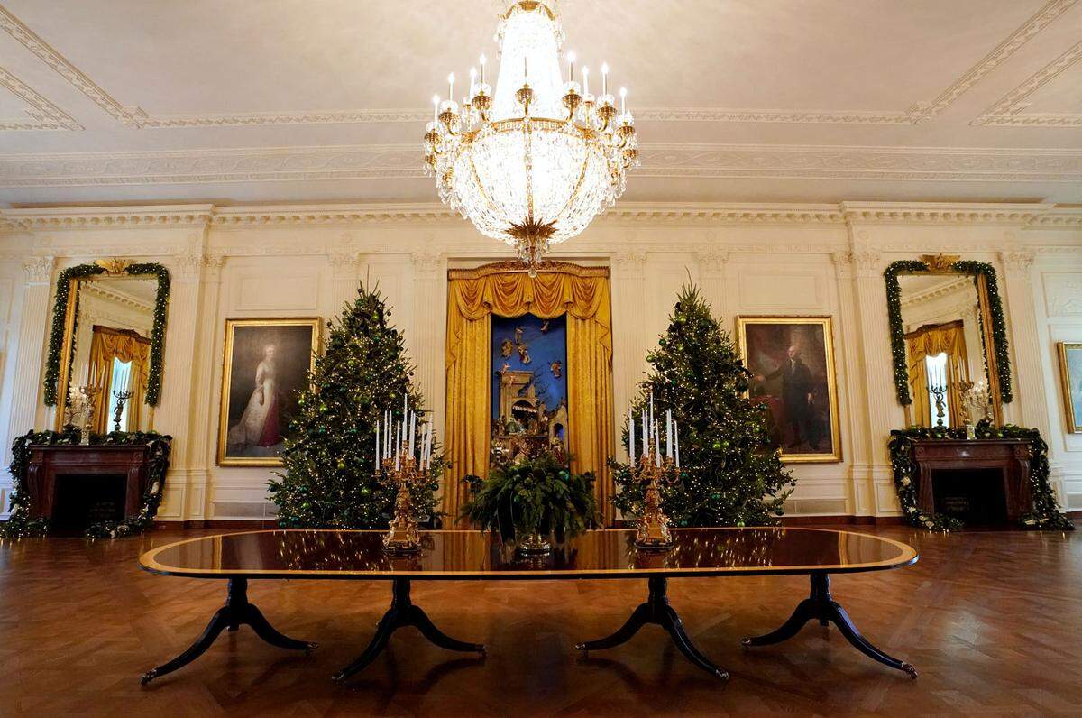 Die von Melania Trump persönlich beaufsichtigte Dekoration sollen in den nächsten knapp fünf Wochen rund 25.000 Menschen sehen können, die zu Besichtigungen und Einladungen im Weißen Haus zu Gast sein werden.