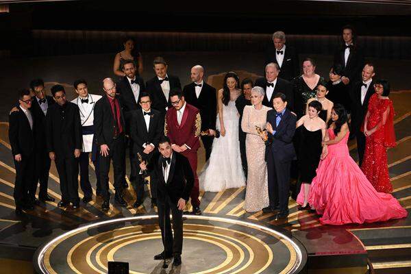 „Everything Everywhere All at Once“ räumt bei der 95. Oscar-Gala groß ab. Die mitreißende Mischung aus Sci-Fi-Spektakel, Migrationsdrama und wilder Sketch-Comedy wurde als bester Film ausgezeichnet.