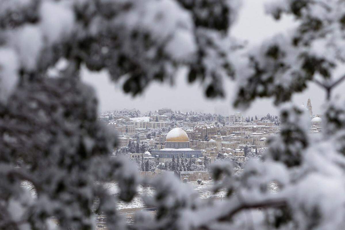 Jerusalem ist am Donnerstag unter einer dicken Schneedecke erwacht. Auf den Straßen der Stadt gab es starke Behinderungen, die Behörden riefen die Bewohner auf, möglichst nicht mit dem Auto zu fahren.