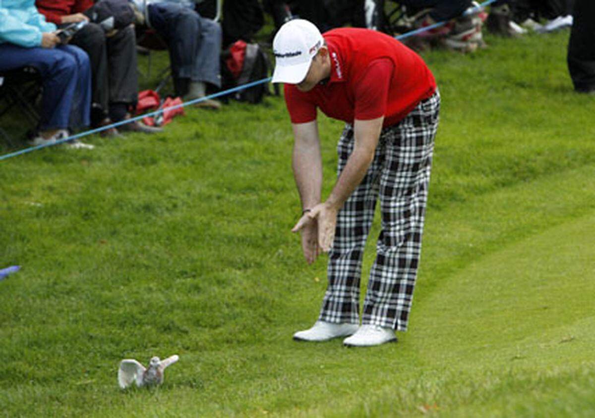 Der südafrikanische Golfer Rory Sabbatini bei seiner Aktion "Klatschen gegen Tauben".