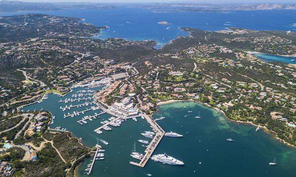 Luftaufnahme des Luxus Marina, Porto Cervo, Sardinien.