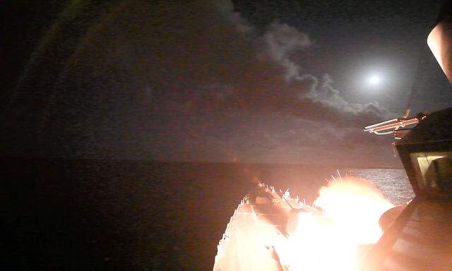 Eine Rakete feuert vom USS Porter ab.