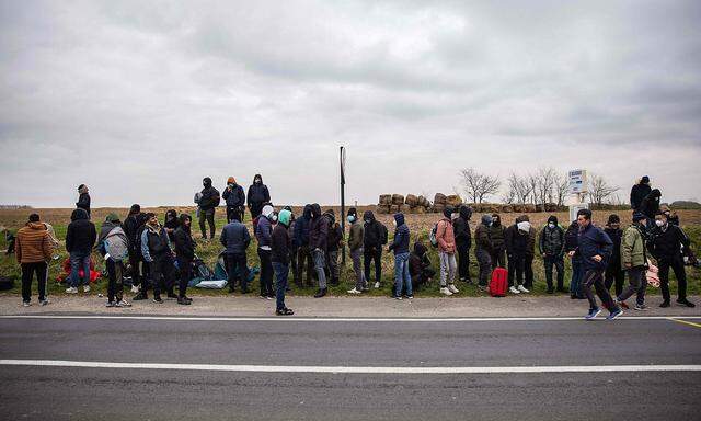 Migranten warten in Calais auf die Chance für ein besseres Leben. Die meisten von ihnen wollen in Großbritannien ihr Glück versuchen.