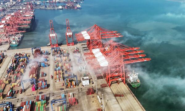 Die chinesische Wirtschaft hat im ersten Quartal dank boomender Exporte überraschend an Schwung gewonnen. Im Bild der Hafen Lianyungang in der östlichen Provinz Jiangsu.