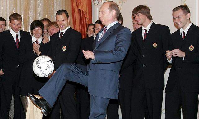 Zug zum Tor: Russlands Präsident Putin (hier auf einem Archivbild) will die WM 2018 für Russlands Image nutzen