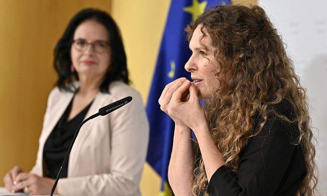 Die neue Volksopern-Direktorin Lotte de Beer, im Hintergrund Kulturstaatssekretärin Andrea Mayer.