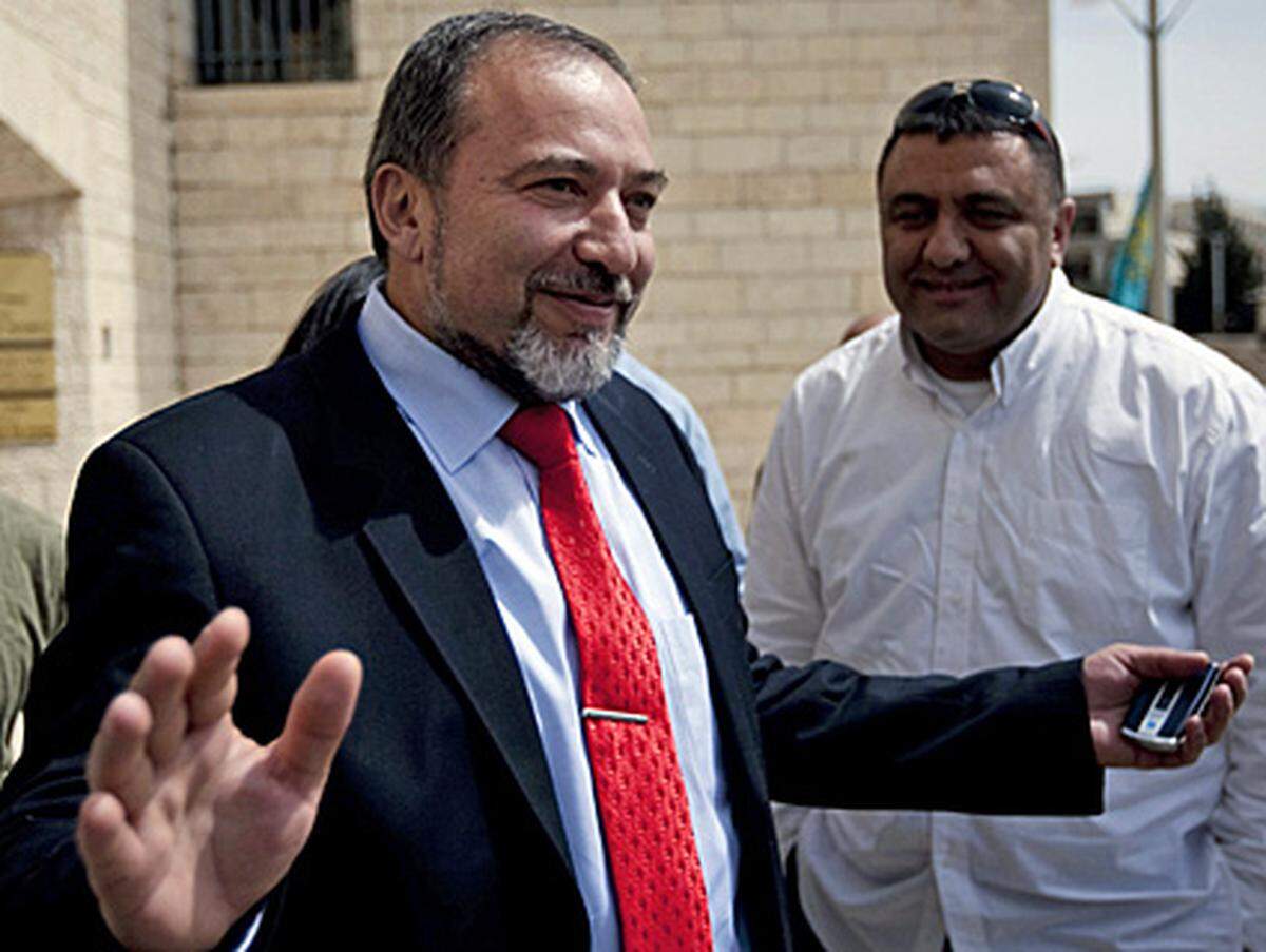 Ausgerechnet er wurde Israels Chefdiplomat - dabei ist Diplomatie kaum der hervorstechendste Charakterzug des Avigdor Lieberman. Der Chef der ultranationalistischen Partei Yisrael Beitenu (Unser Haus Israel) macht lieber durch markige Worte als durch wohlabgewogene Äußerungen von sich reden, seine bevorzugte Zielscheibe sind die arabischen Israelis. So schockierte der 50-Jährige in der Vergangenheit mit der Aussage, arabischstämmige Abgeordnete mit Kontakten zur radikalislamischen Hamas müssten hingerichtet werden.