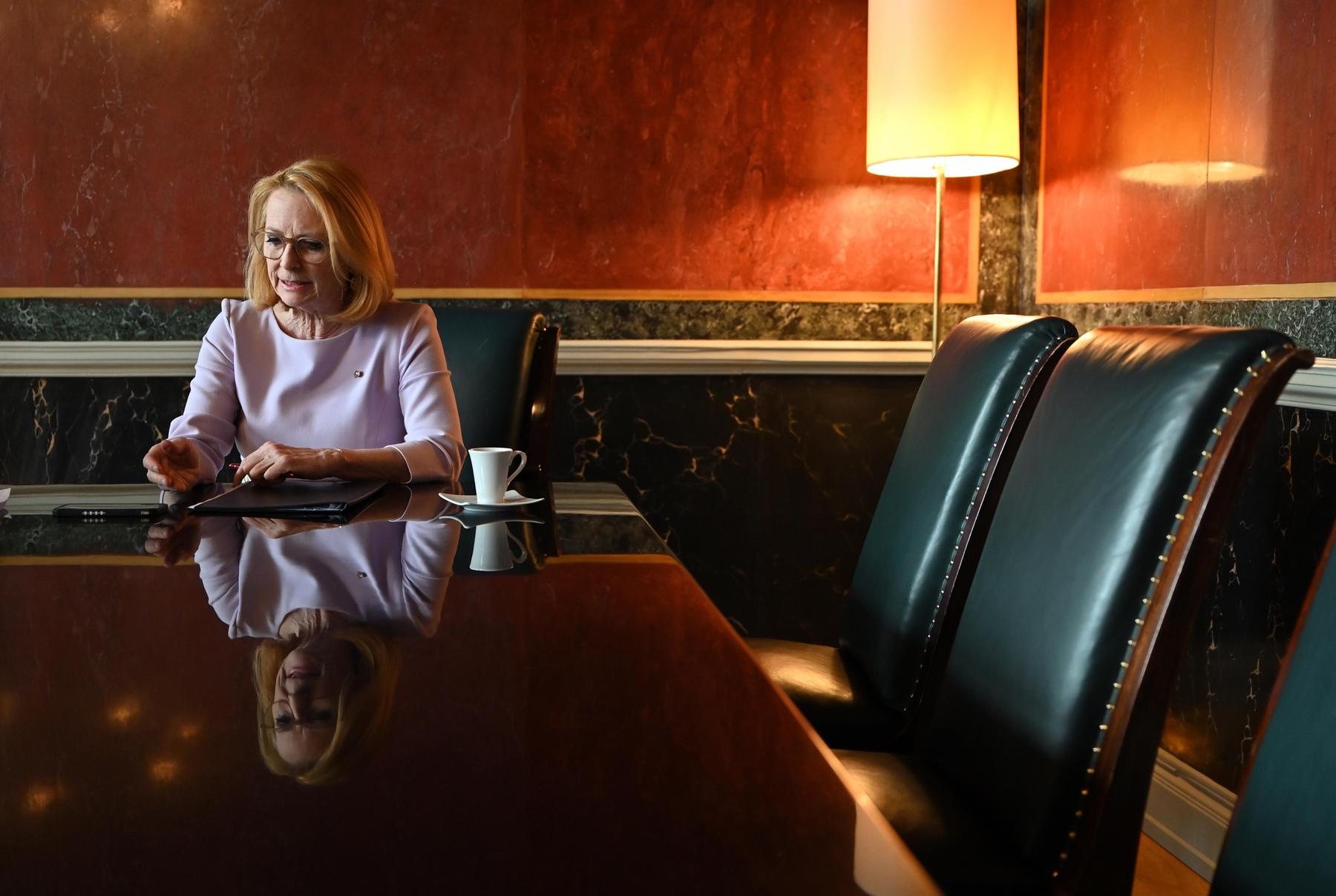 Doris Bures verteidigt Pensionskompromiss und stellt sich hinter Andreas Babler