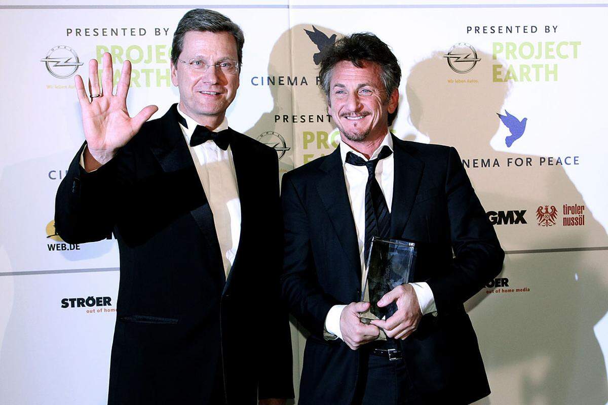 Zu der Wohltätigkeitsveranstaltung Cinema for Peace kam auch Schauspieler Sean Penn, neben dem der deutsche Außenminister Guido Westerwelle posierte.