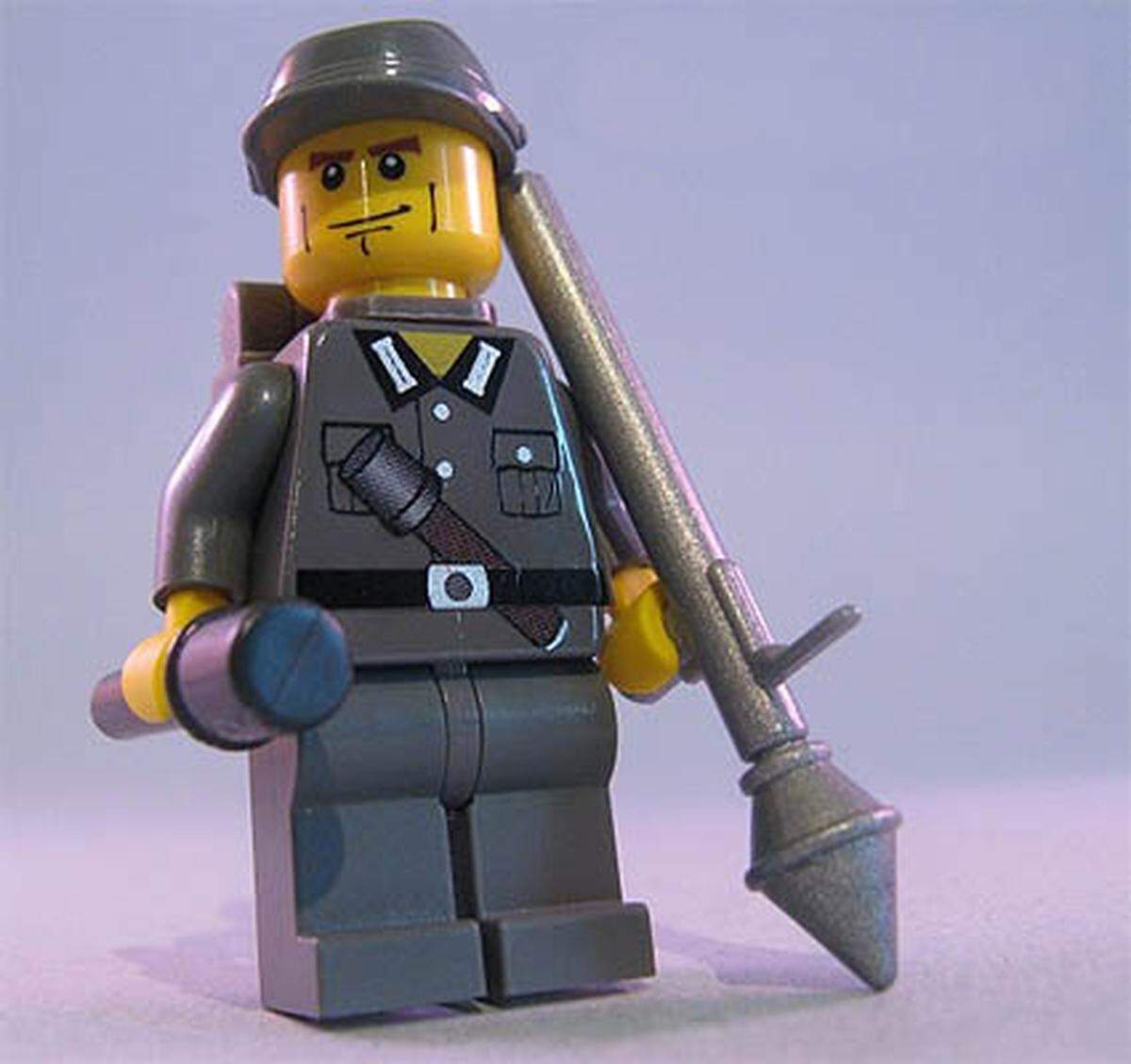 Grenadiere hantieren zudem gerne mit einer Plastik-Panzerfaust. Da fliegen die Legosteine!