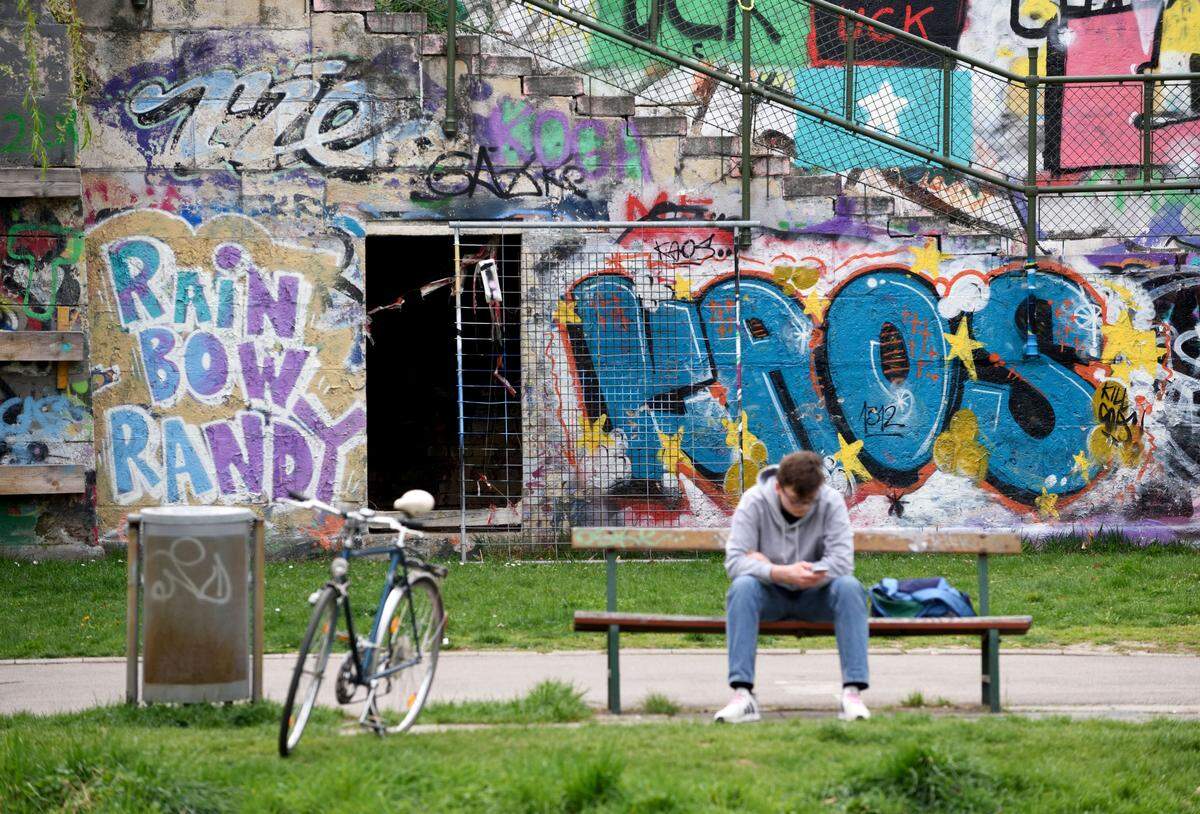 In den 1980ern, sagt Stefan Wogrin, der auf spraycity.at die heimische Graffitikultur dokumentiert, habe die Graffitiszene am Donaukanal rund um das Flex seinen Ausgang genommen.