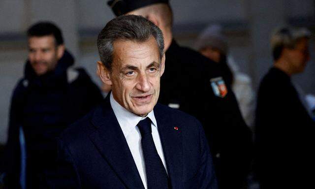 Sarkozy war 2021 wegen Bestechung und unerlaubter Einflussnahme zu einer Haftstrafe von drei Jahren verurteilt worden. Davon werden zwei Jahre zur Bewährung ausgesetzt.