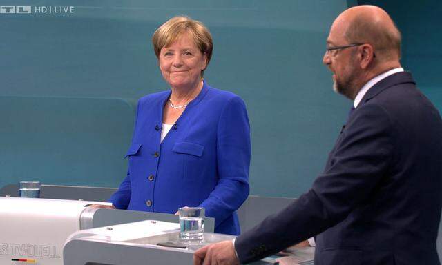 Kanzlerin Merkel und SPD-Chef Schulz beim TV-Duell am Sonntagabend.