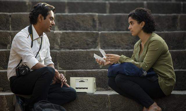 Zwei Menschen aus so unterschiedlichen Klassen würden in der Realität nie so viel Zeit miteinander verbringen wie in diesem Film: Nawazuddin Siddiqui und Sanya Malhotra als Rafi und Miloni.