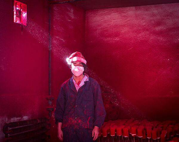 Ronghui Chen, China, City ExpressArbeiter in einer Weihnachtsschmuck-Fabrik in China.